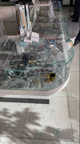 볼링공으로 깨진 진열대[부산경찰청 제공]